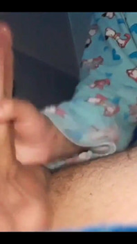 Orta yaşlı seksi üvey anne geceleri onu emmek için yalnızken üvey oğlunun odasına giriyor