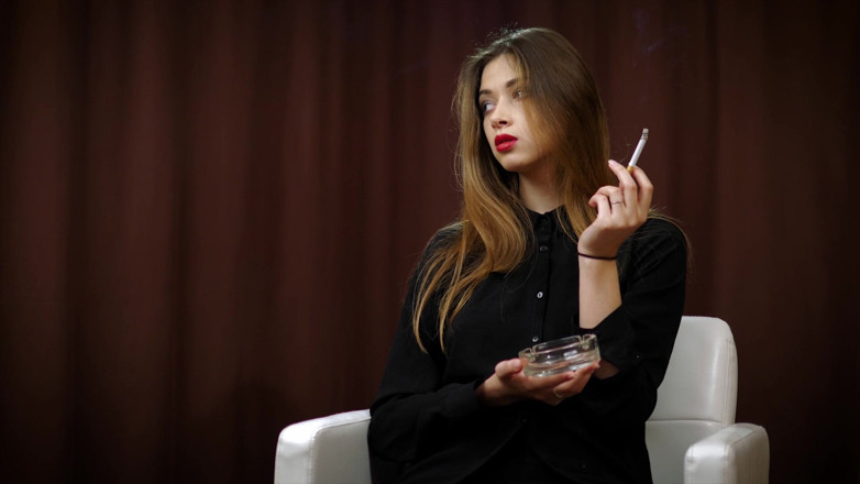 Russian Smokers: 말보로 레드를 즐기는 귀여운 소녀 Irina