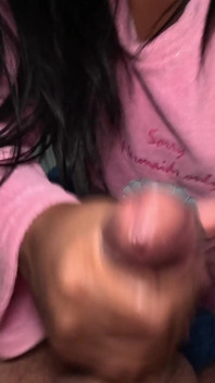 Fétiche illicite, ma belle-mère dans la pièce voisine pendant que ma femme me suce la bite !