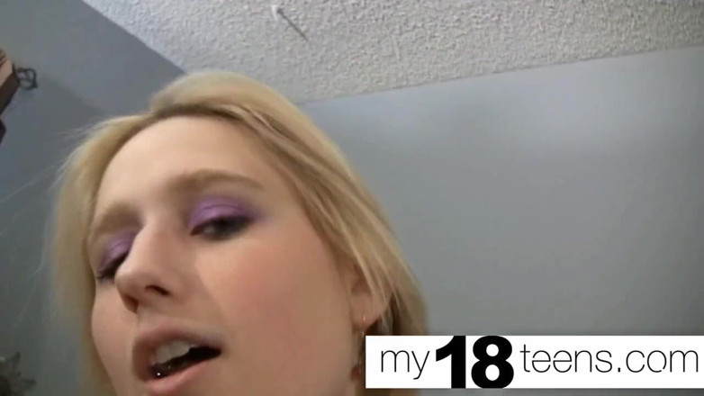 My 18 Teens: MY18TEENS - une blonde se masturbe la chatte et baise une...