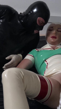 热辣的乳胶护士享受令人兴奋的打手枪和硬渗透的乐趣。完整视频