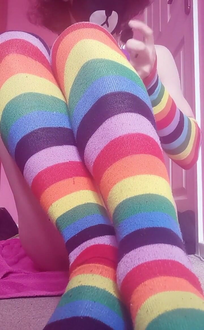 Rainbow Femboy: Przyzwyczajanie się do zabawy z tym podwójnym dildo! Mój tyłek...