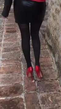 MILF Cammina in Collant E Tacchi Alti