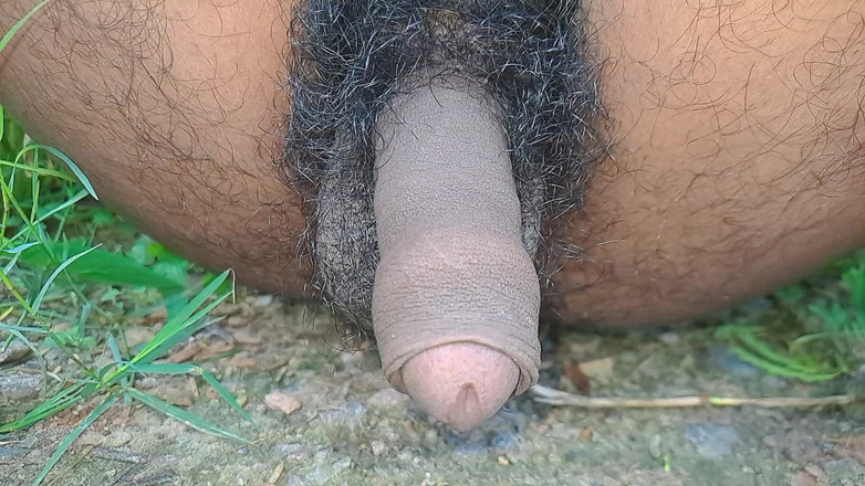 Desi_Porn_India: Дезі гарячий гей писяє в джунглях в соло.