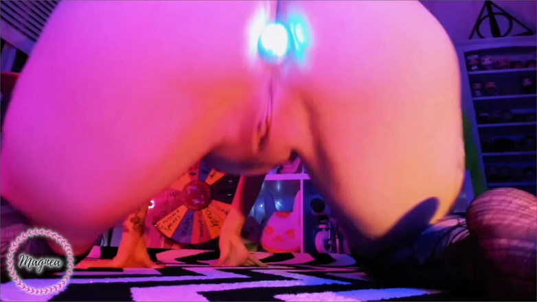 Magnea: Gracz dziewczyna bawi się wtyczką rgb tyłek