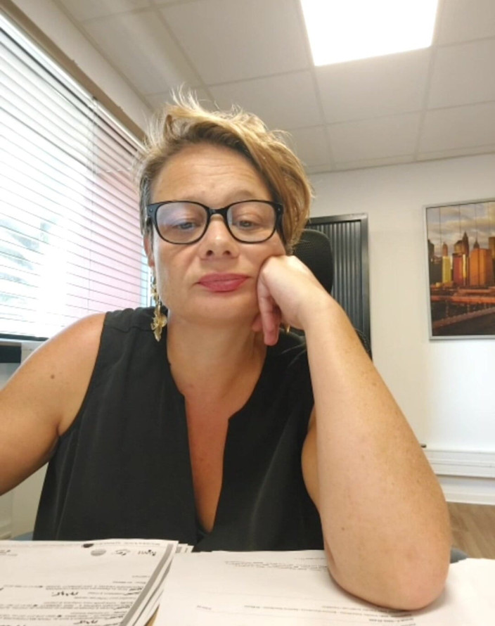 Sexy milf69: Office Exhibition Where I Put My Big Slutty Fingers Everywhere