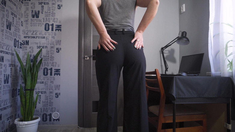 Teasecombo 4K: Sekreter pantolonları çok dar, bu yüzden yırtıyorlar