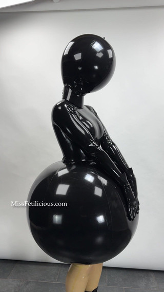 Miss_Fetilicious: Co si myslíš o mých nafukovacích šatech?