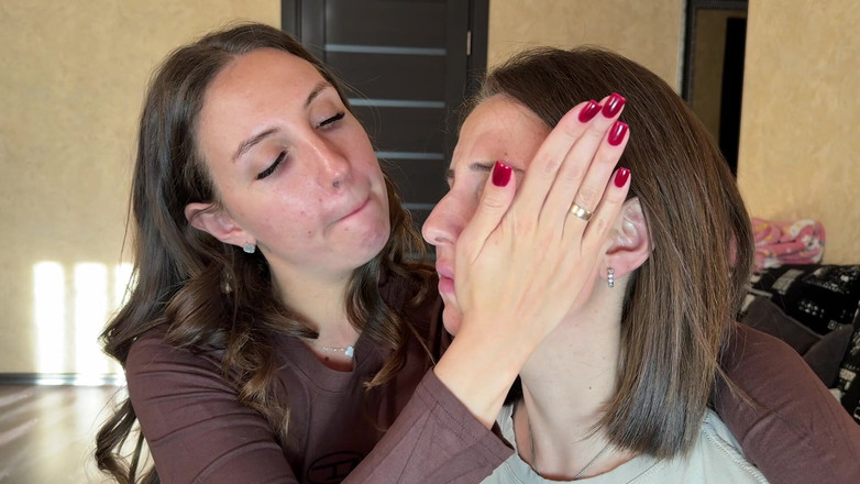 Hottie goddess: Tát vào mặt má đỏ