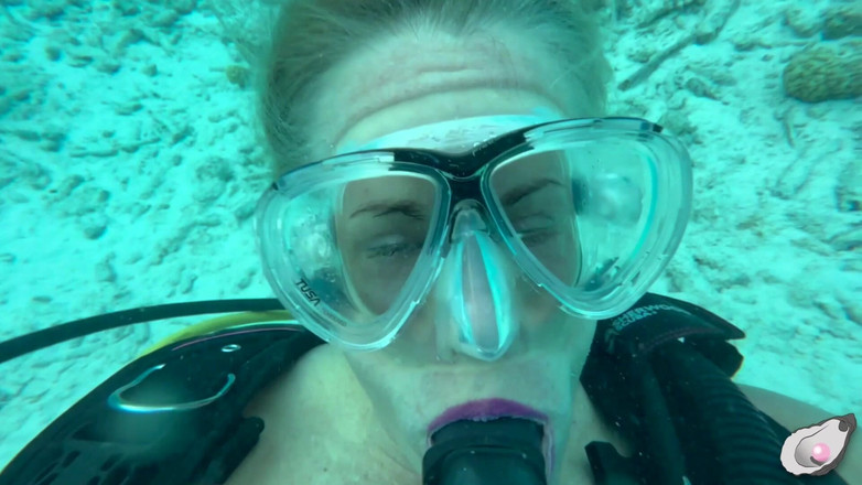 Mistress Pink Pearl: सुपरगर्ल बोनायर में सबसे कामुक ऑक्टोपस से मिलती है