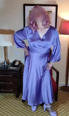 Uzun klasik saten elbiseli seksi travesti