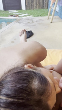 Duas gostosas chupando pau na piscina de férias, ejaculação no rosto