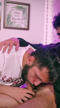 Camilo Brown ateşli twink andres zp'ye yoğun sakso çekiyor ve büyük boşalmalara neden oluyor