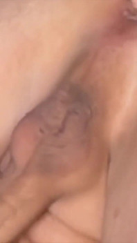 Gioco con il mio dildo e mi vengo in bocca