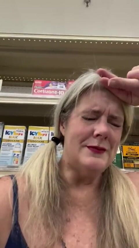 Alice Harlot: Yendo de compras sola. Algo está dentro de mí, completamente...