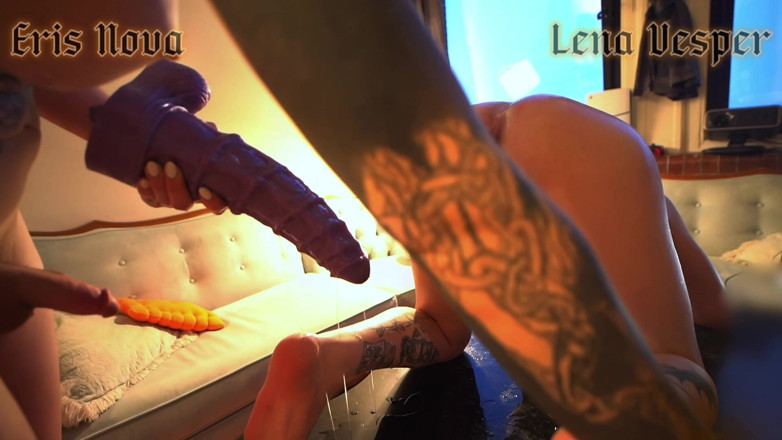 Eris Nova: 젖은 트랜스 레즈 하드코어 테이블 섹스