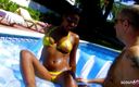Full porn collection: Zwarte tiener Samantha buiten geneukt bij het zwembad door vreemde...
