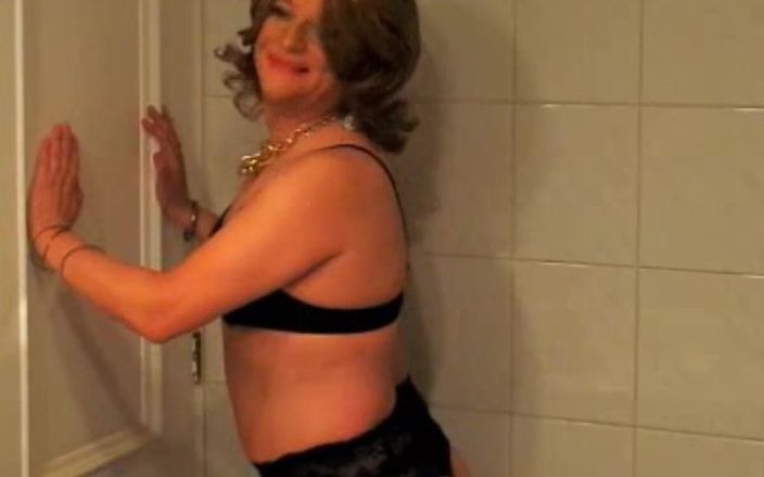 HectorChile1969: Transvestã¤ntin Fernanda Gomez vor dem spiegel