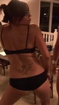 Lingerie dan lebih sedikit pesta di klub malam