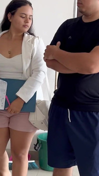 Sexy Immobilienmaklerin besucht mein Haus und ich ficke es