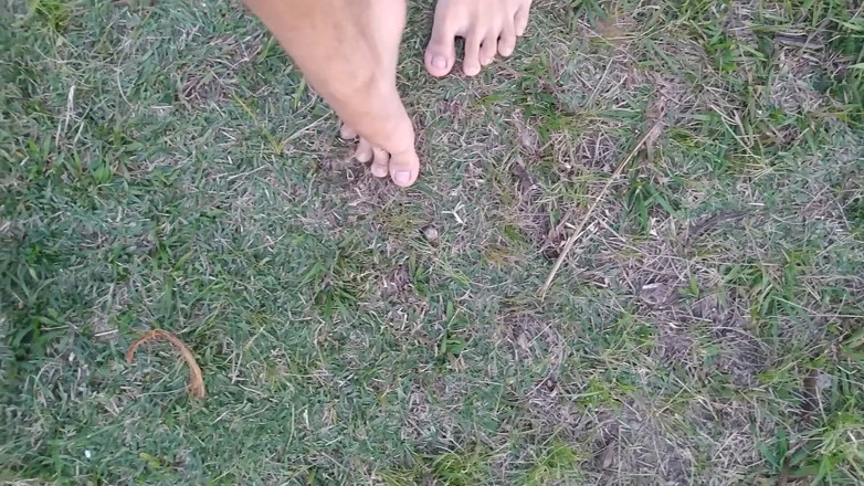 Ms Candy Bunny: Plimbare în natură, desculță