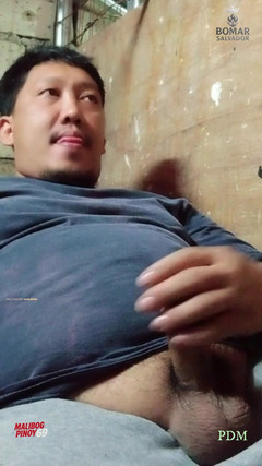 pinoy malibog: Pulchny tata bawi się swoim grubym kutasem