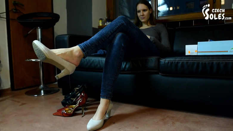 Czech Soles - foot fetish content: Provando i tacchi alti sui suoi piedi sexy