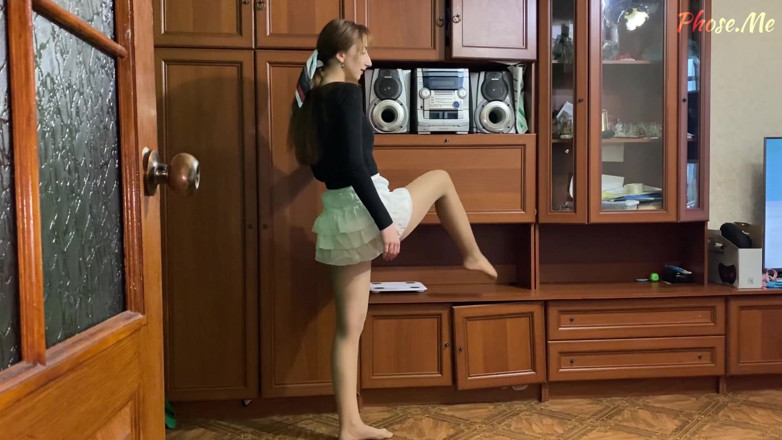 Pantyhose me porn videos: Heather Takes off Skirt to Model Tan Pantyhose
