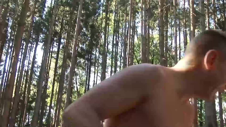 Public Entertainment: Para ekshibicjonistów rucha się w lesie