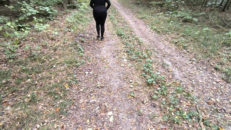 Bouncy Tits Action: Poniendo sus ubres rojas en el bosque