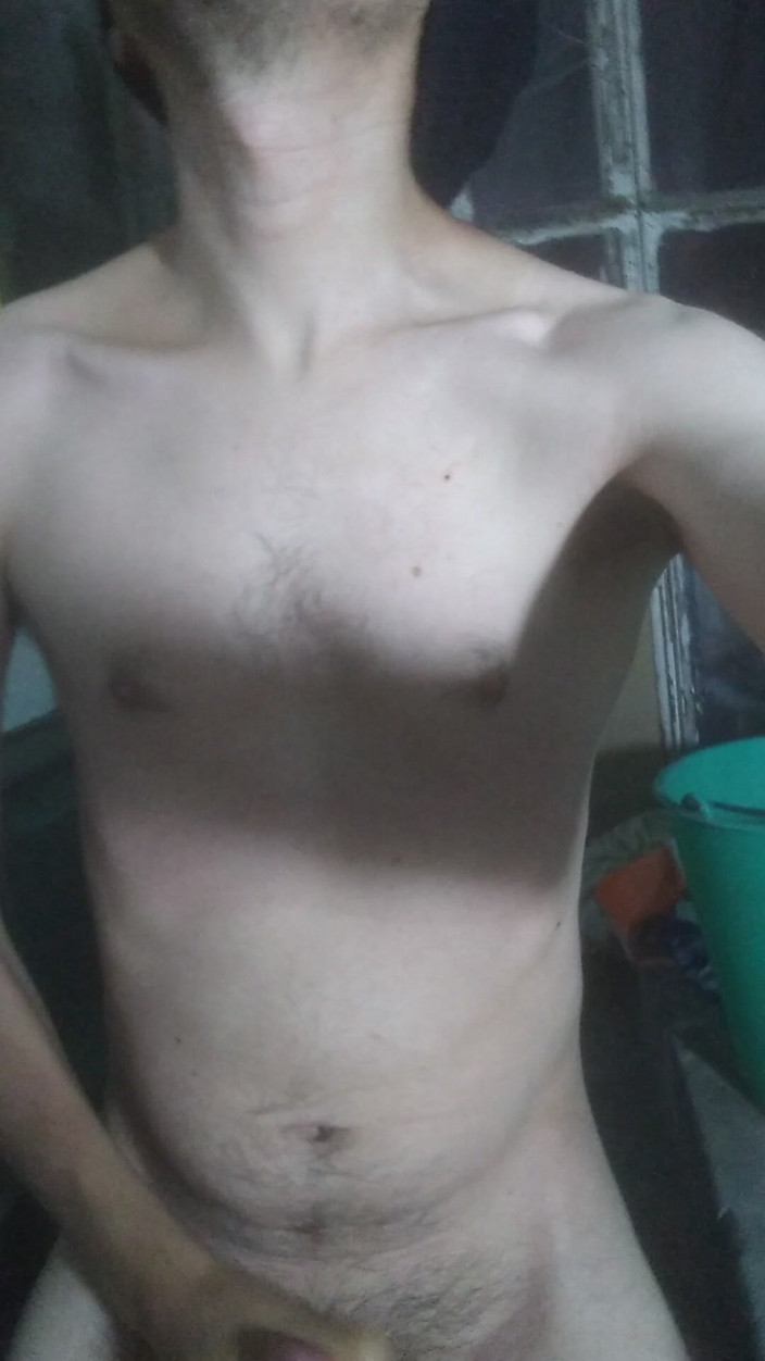 AlejandroFt: Masturbuji v prádelně.