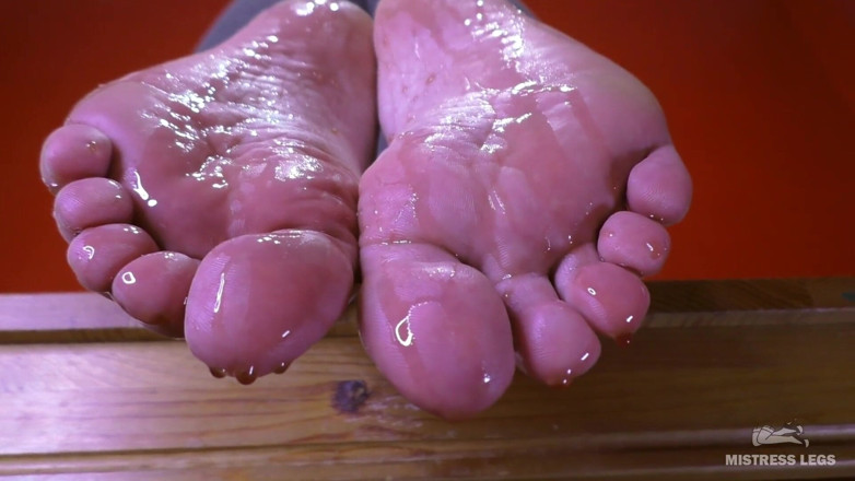 Mistress Legs: Xi-rô mâm xôi chảy trên chân trần với video thử...