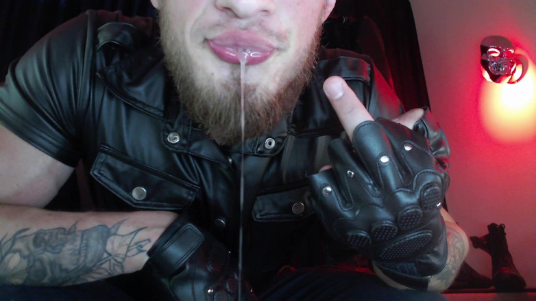 Hunky time: Pelle Dominante Si Nutre Con Saliva E Un Piede.