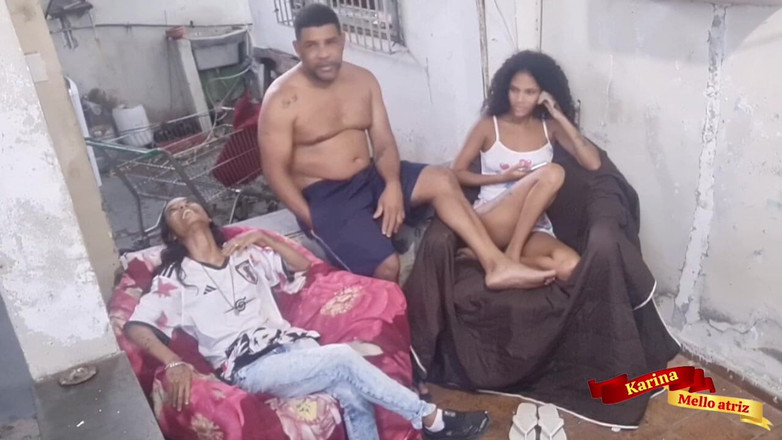 Karinamello: Starý muž dokáže mít sex se svými dvěma nevlastními dcerami...