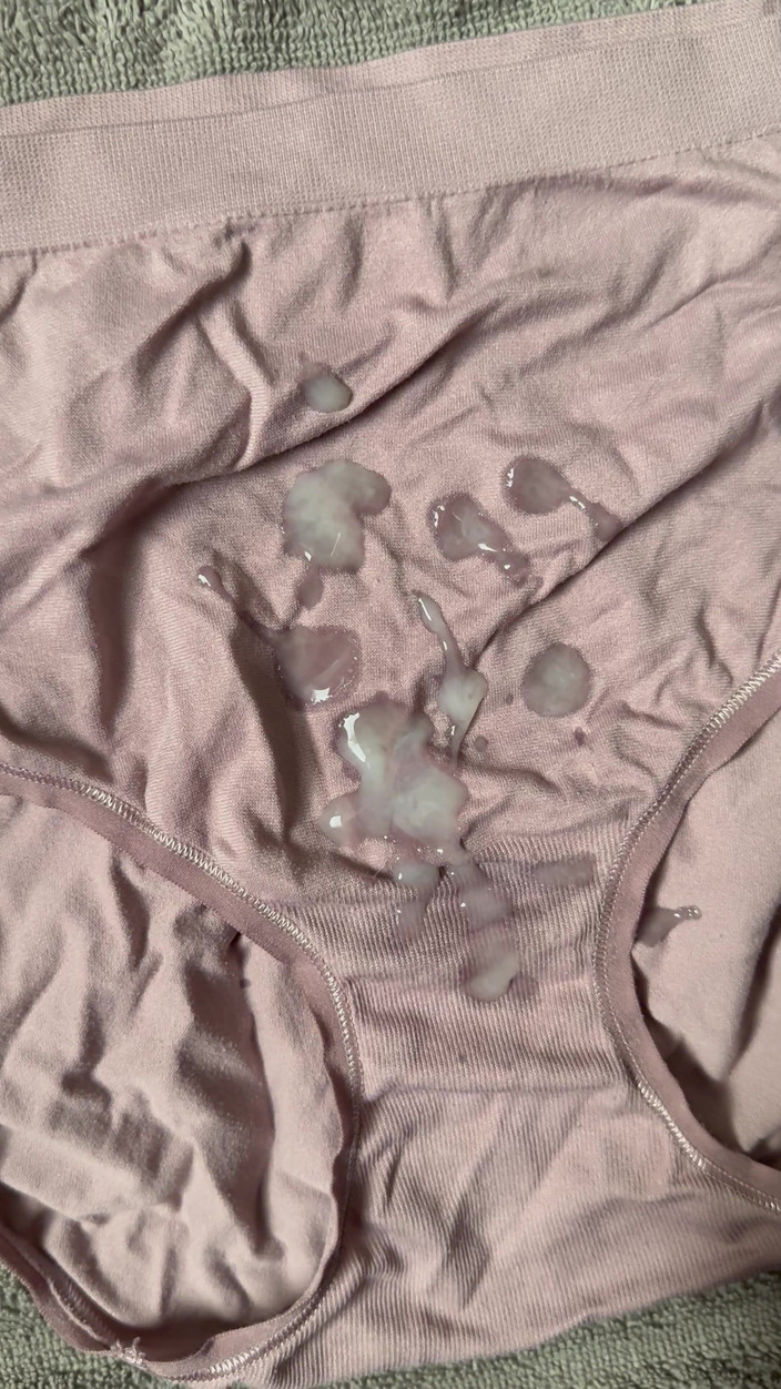 CumDaily: Porra na calcinha da esposa 8