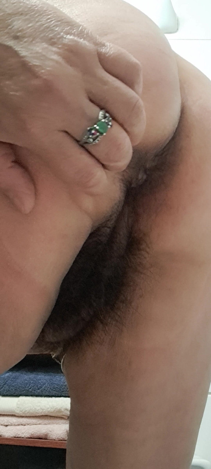 Mommy big hairy pussy: Mamma che apre il suo culo mostrando