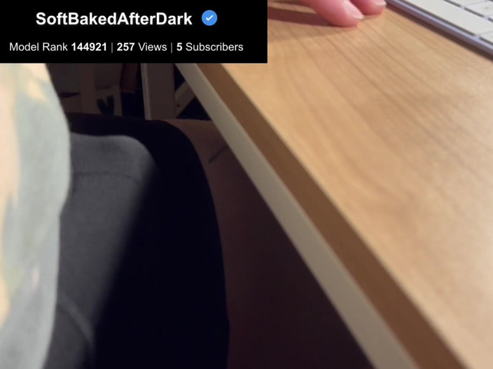 SoftBakedAfterDark: Asmr торкається себе і треться (на роботі)