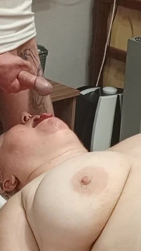 私は継母を驚かせて、彼女の口に射精しました