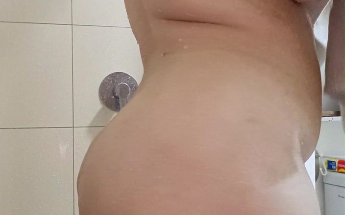 Nicole Passat: Nicole tlustý zadek a roztomilé kozy ve sprše