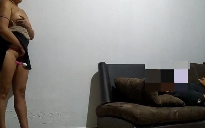 Katerine: सौतेला भाई सोफे पर हस्तमैथुन कर रहा है!