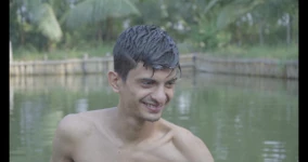 Hintli yenge ka pani mai thukai ateşli Hintli porno videosu