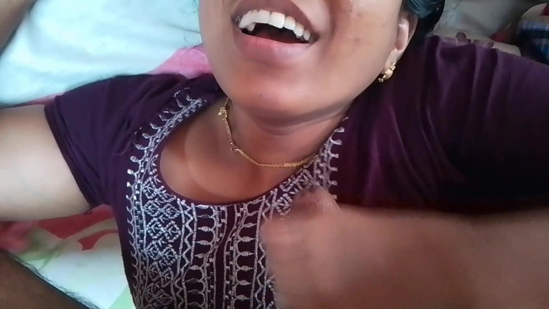 LEGSCOUPLE12: Malayali huisvrouw stopt de penis van haar man in haar...