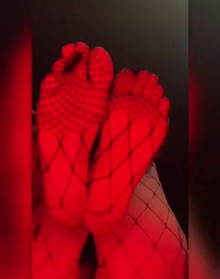Goth Kink: Pussy & feet