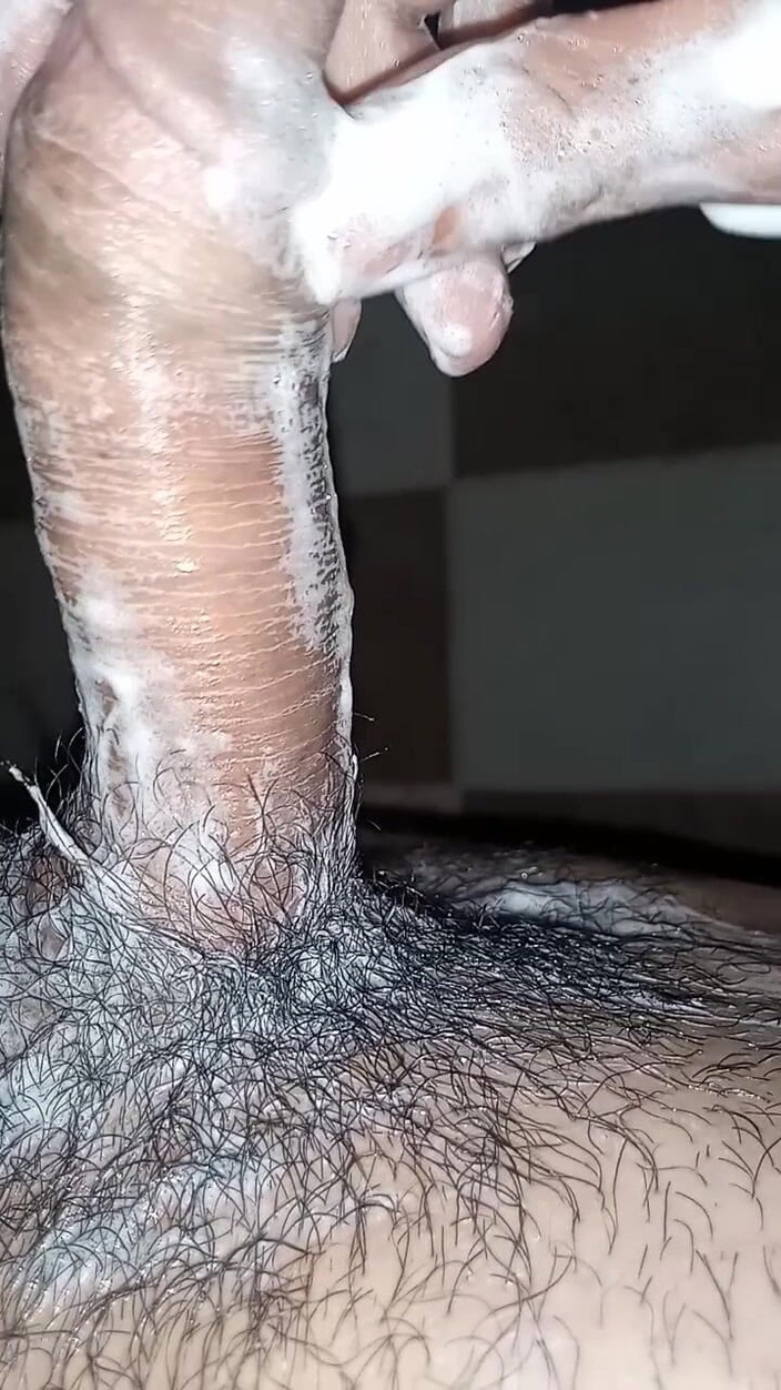 Cute boy jerks off: 少年が浴室で中国音楽を聴きながら自慰行為をしている