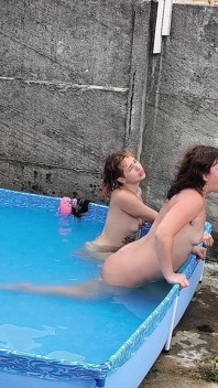 Fête à la piscine avec demi-sœurs coquines