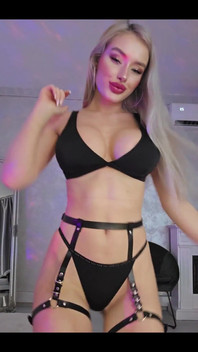 Je hete blondine naast de deur het wacht op je