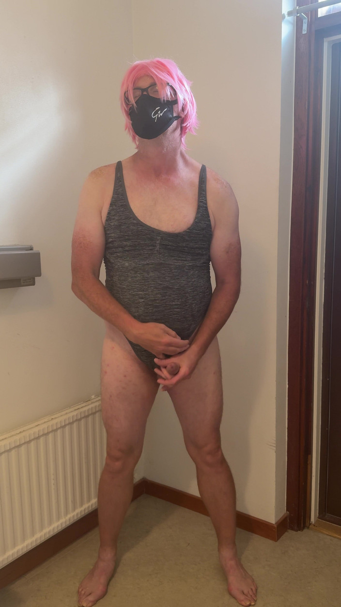 Julia Trans: La puttana dai capelli rosa si masturba e viene e...