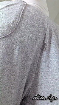 Des pets bruyants en sueur dans mon pantalon de survêtement gris