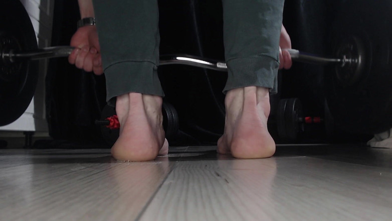 Hunky time: Senaman angkat berat dan kaki saya mendarat dalam sperma. (Pada Akhirnya...