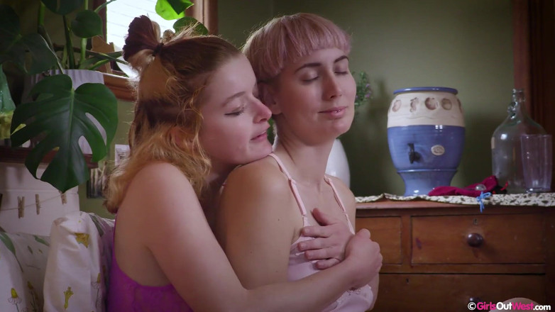 Girls Out West: Chlupaté lesbičky Jessie a Ray si hrají s análními kolíky...